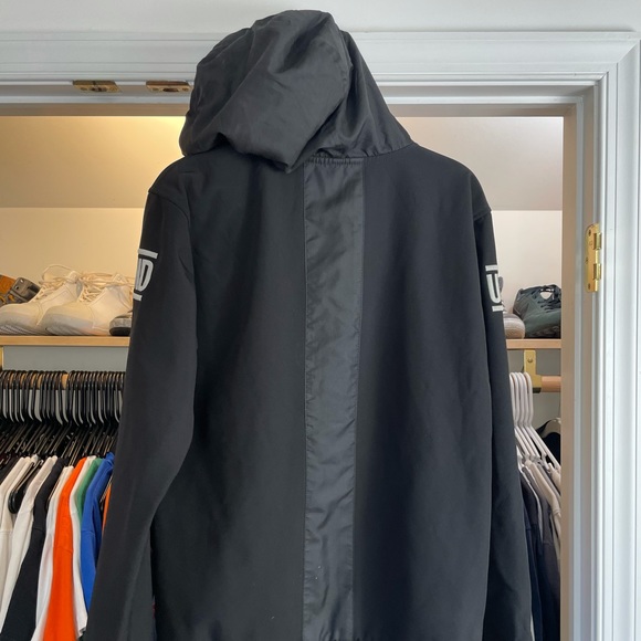 Unleashed Windbreaker - Picture 5 of 6